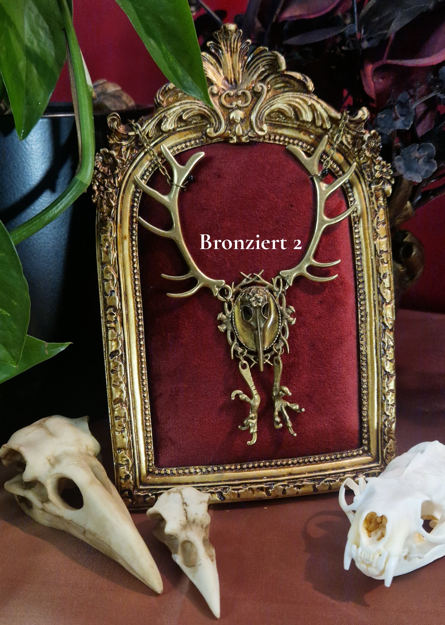 Collier: Hela